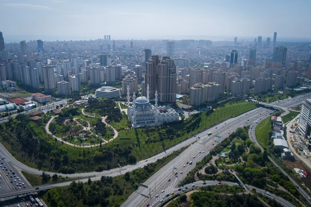Ataşehir kentsel dönüşüm kira yardımı ne zaman yatar? konulu modern bina görseli