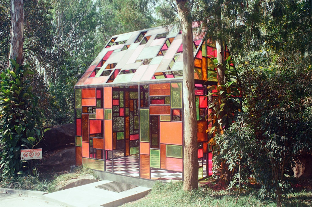 Doğa içerisinde konumlandırılmış tekerlekli tiny house