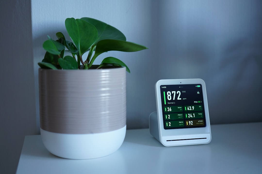 IoT ev teknolojileri ile donatılmış modern bir oturma odası görünümü