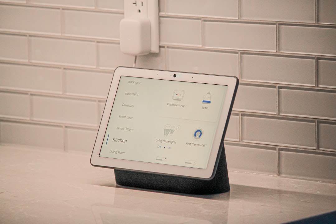 IoT ev teknolojileri kullanan bir kullanıcının akıllı telefon kontrolü