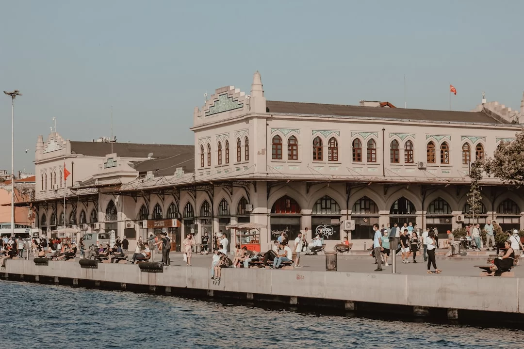 Kadıköy riskli yapı raporu nereden alınır? kapsamında teknik inceleme yapan uzmanlar.