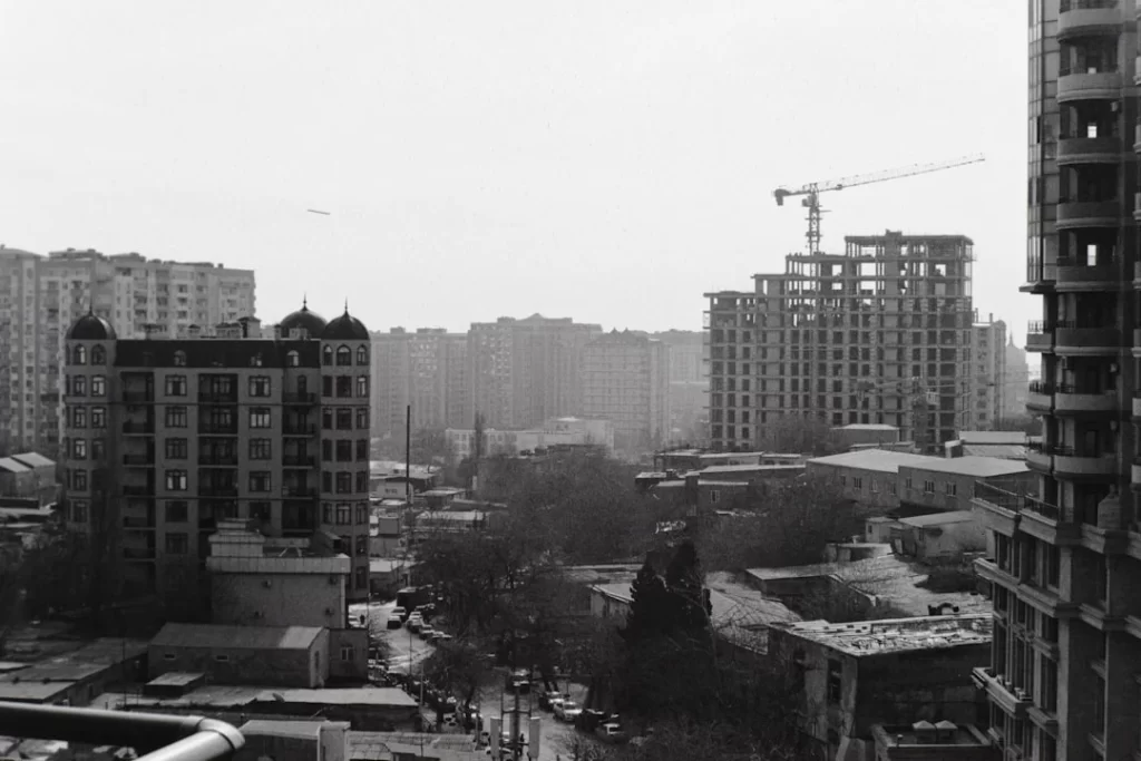 kiralık arsa üzerinde planlama yapan bir yatırımcı