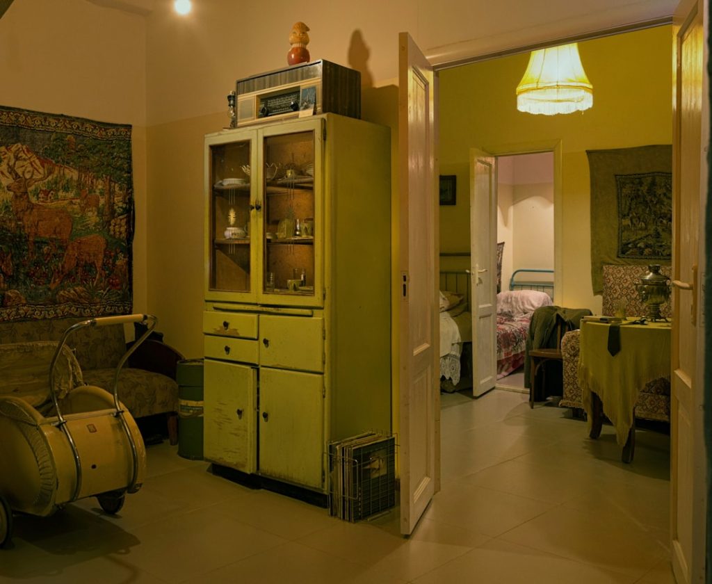 Kiralık evde kombi bakımı yapan uzman teknisyen