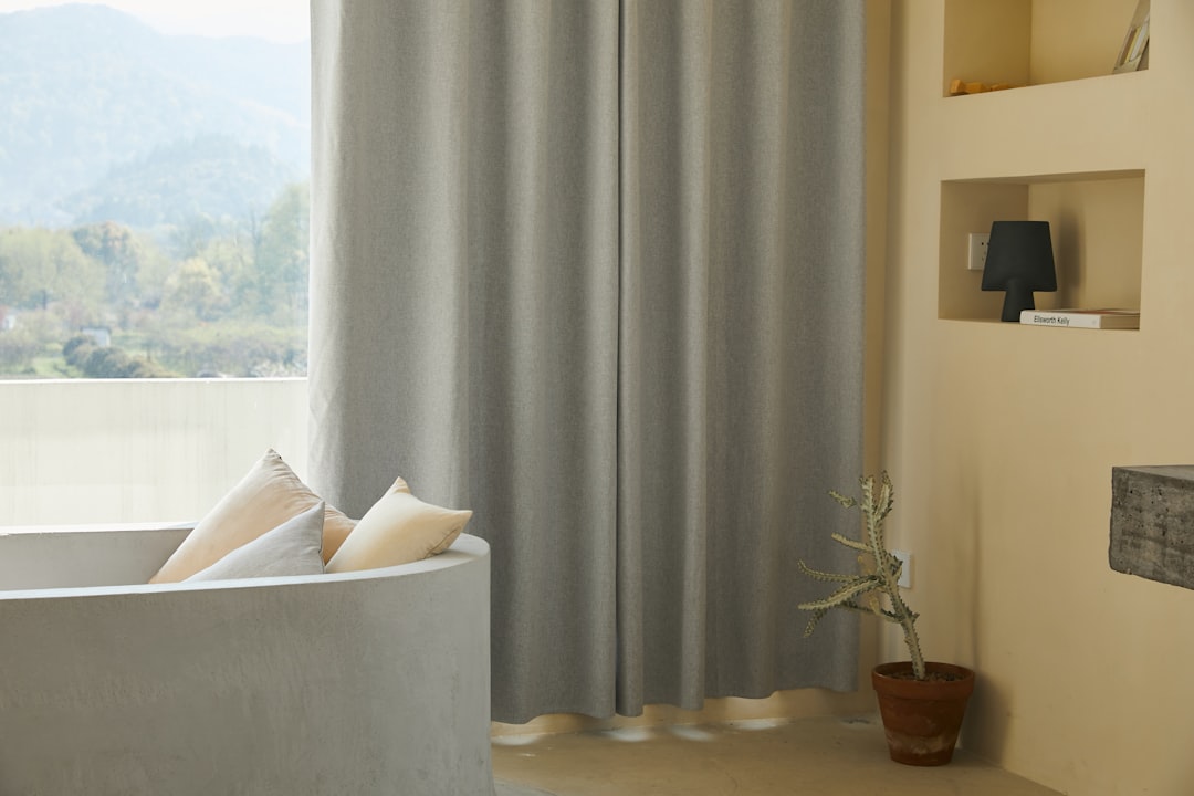 Minimalist ev konsepti ile sadeleştirilmiş yatak odası