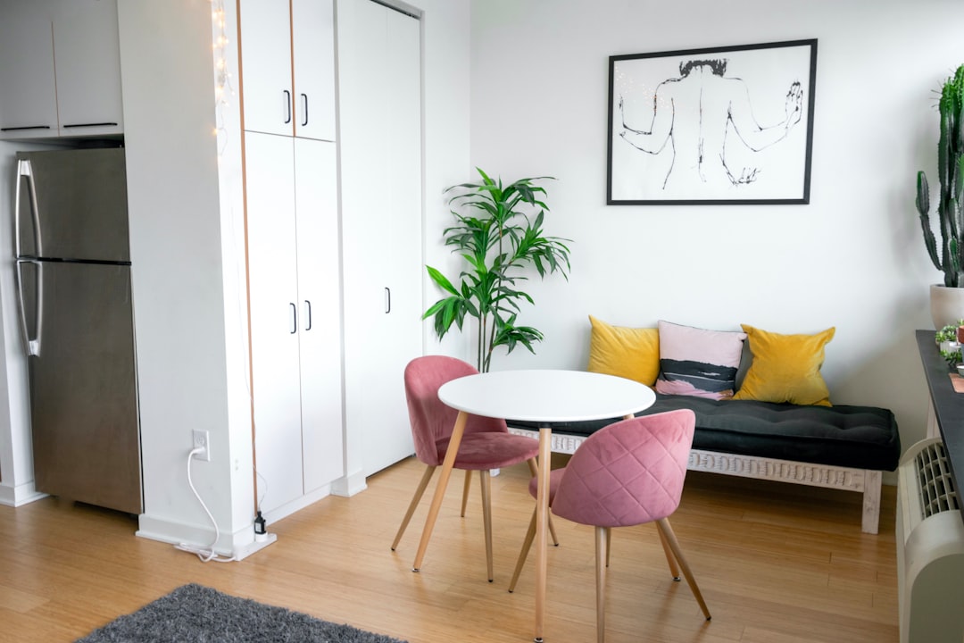 Modern dekorasyonlu günlük kiralık ev salonu