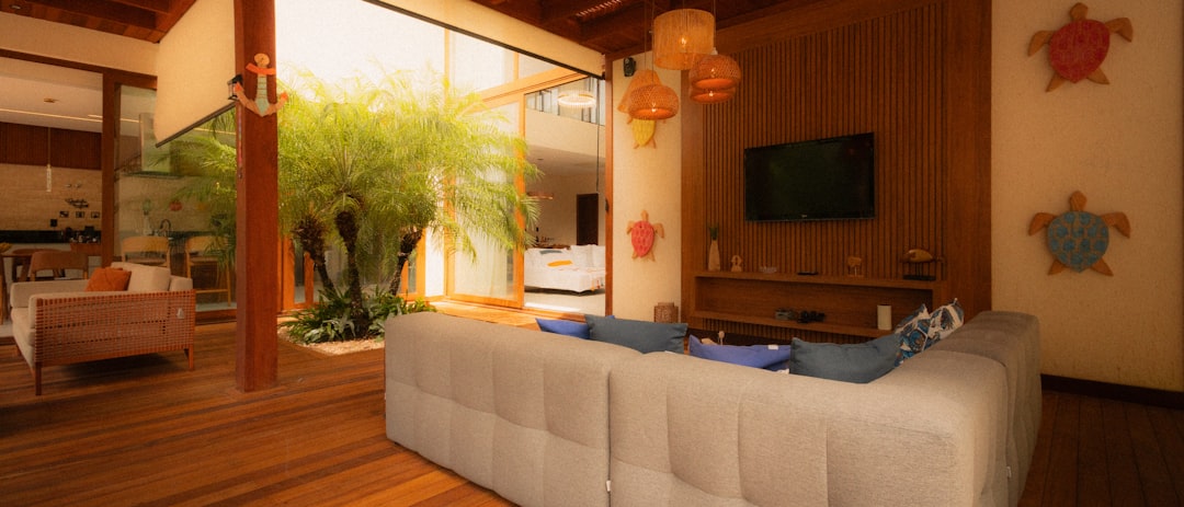 Modern ve şık bir balkon dekorasyonu örneği